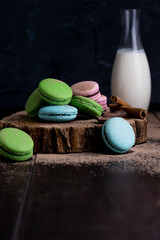 Chepitas en mesa de madera con leche y canela