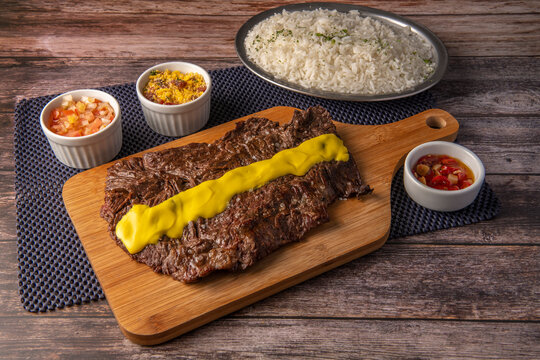 Fraldinha Grelhada ao molho mostarda, arroz branco, vinagrete, farofa e pimenta