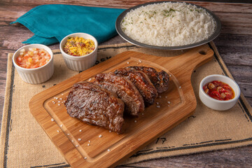 PIcanha grelhada fatiada, arroz branco, vinagrete, farofa e pimenta vermelha