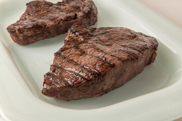 Filé grelhado e suculento em prato branco de restaurante