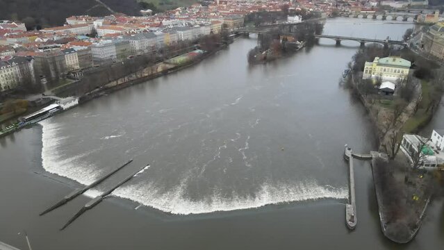 Puente de Praga en República Checa, aerial dron View