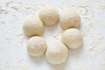 Preparazione palline con impasto di farina per la vera pizza italiana