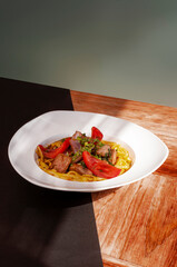 fetuccine con lomo saltado. 