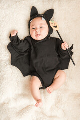 コウモリのコスプレをする赤ちゃん（ハロウィン・ハロウィーン）
