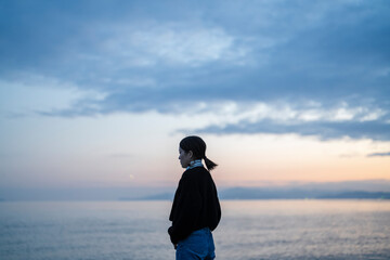 海辺にいる女性