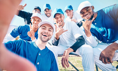 Obraz premium Sports, baseball and selfie with men on field for training, social media and competition match. Confident, happy and smile with group of athlete and picture in park for relax, practice and friends