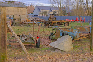 Park maszyn rolniczych w wiejskim gospodarstwie.