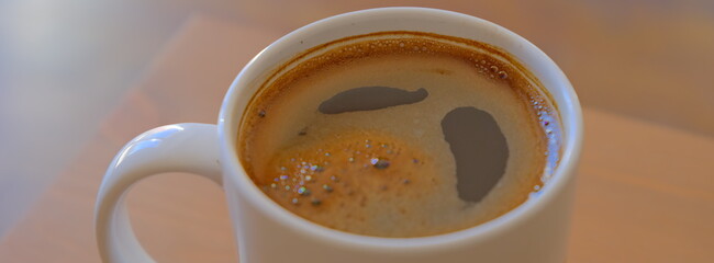 Kawa - kubek wypełniony poranną kawą. - obrazy, fototapety, plakaty