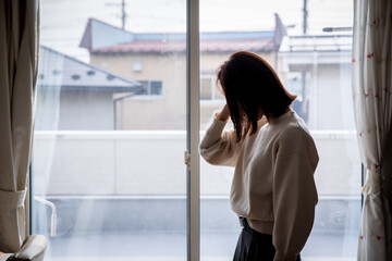 俯く女性　look down