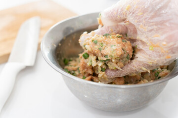 餃子を自宅で手作りする