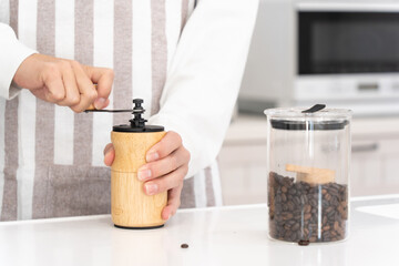 コーヒー豆を挽く40代の男性