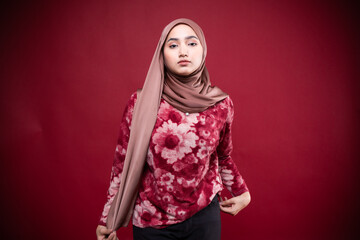 Naklejka premium Portrait of hijab girl smiling. Pretty muslim girl. Beautiful asian muslimah woman model posing on background studio.