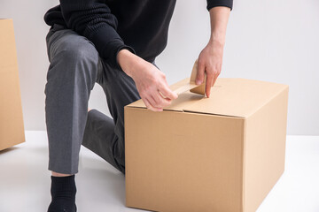 引っ越し作業する男性　moving