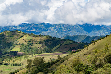 Fototapeta premium Explorando las cumbres de la cordillera andina en Colombia