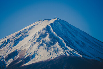 冠雪した富士山、雲ひとつ無い早朝の風景