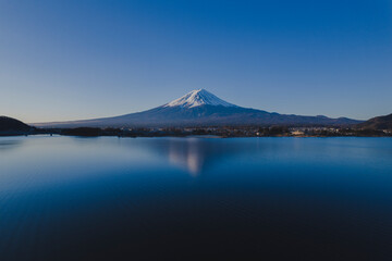冠雪した富士山、雲ひとつ無い早朝の風景