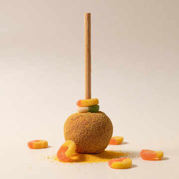 Manzana cubierta con chamoy y polvo miguelito de pi&ntilde;a, taj&iacute;n, dulce mexicano
