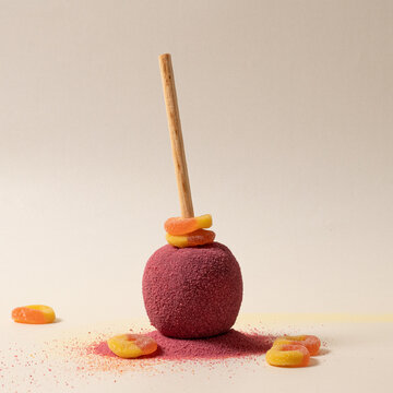 Manzana cubierta con chamoy y polvo miguelito de fresa, taj&iacute;n, dulce mexicano 2