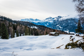 Fototapeta na wymiar Alta Badia in winter. The village of La Val surrounded by the Dolomites.