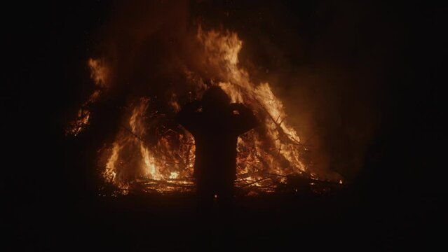 Person vor Flammen
