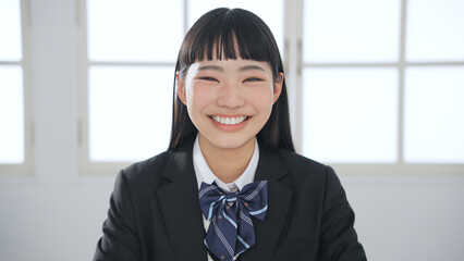 カメラ目線で会話する女子学生　ビデオ通話　オンライン授業