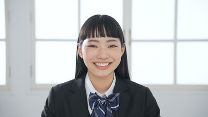 カメラ目線で会話する女子学生　ビデオ通話　オンライン授業