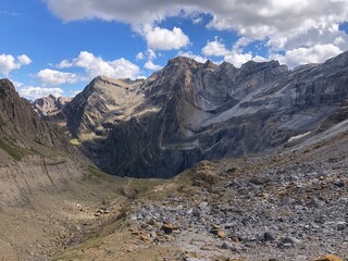 senderismo por el pirineo aragonés y francés. 
Cascada de Gavarnie, brecha de Rolán y algunas ovejas.