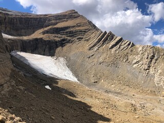 vistas a un glaciar. senderismo por el pirineo aragonés y francés. 
Cascada de Gavarnie, brecha de Rolán y algunas ovejas.