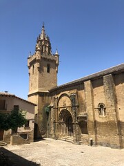 Fototapeta na wymiar plaza de pueblo. iglesias y pueblos de la comarca de las cinco villas de Zaragoza. pozas del pirineo y bonitas iglesias.