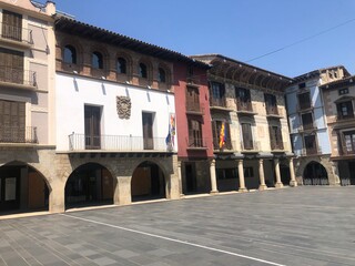 plaza mayor de Graus.  iglesia y pueblo y entorno de Graus. 
Pirineo aragones. texturas y objetos...