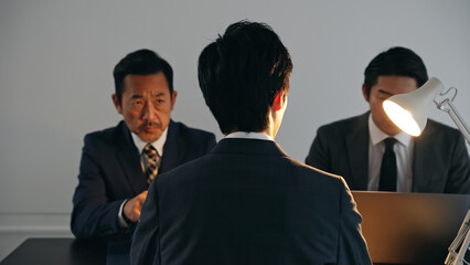 暗い部屋で話すグループ　取り調べ　刑事