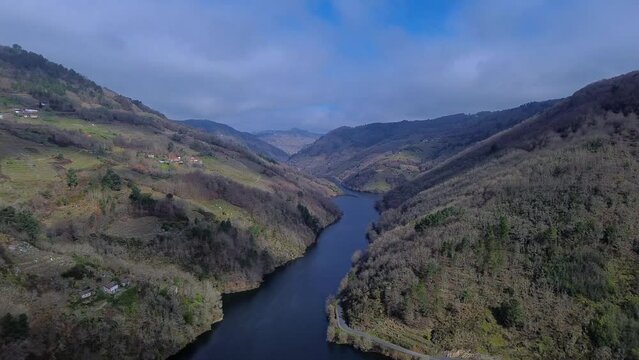 Vista a&eacute;rea con dron de la Ribeira sacra, un magnifico y bonito paraje gallego con agua, arboles, naturaleza y un bonito cielo. 