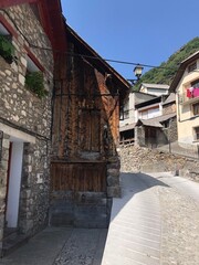 Calle del pirineo. Rincones, objetos y texturas de pueblos de montaña del Pirineo Aragonés.