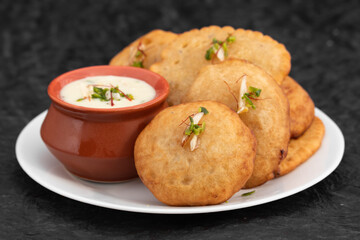 Traditional Indian Malpua, Pua Or Pooa Served With Lachhedar Malai Rabri Also Called Khurchan Rabdi, Lachha Rabidi Is Widely Enjoyed On Festival Like Holi, Diwali