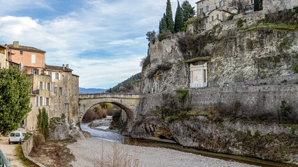 Obraz premium vue du pont romain et de la vieille ville de Vaison la Romaine
