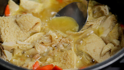 tripes, en gros plan, en cuisson dans une casserole