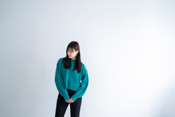 ロングヘアのクールな女性