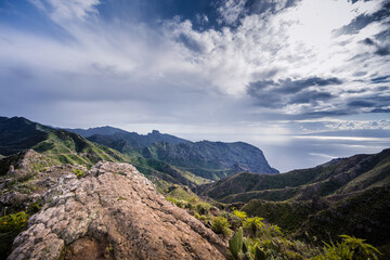 Naklejka premium Teno-Gebirge mit La Gomera im Hintergrund, El Palmar, Masca, Teneriffa