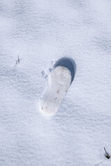 Huella del zapato de un hombre marcada en la blanca nieve en el bosque cerca de Burgos en un frío día de invierno.