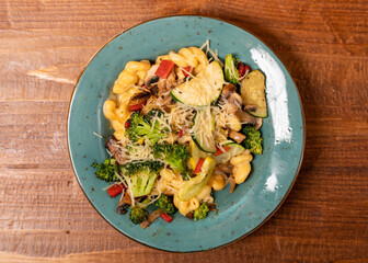 macaroni and cheese with fresh vegetables