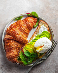 Croissant with cottage cheese, avocado and egg 