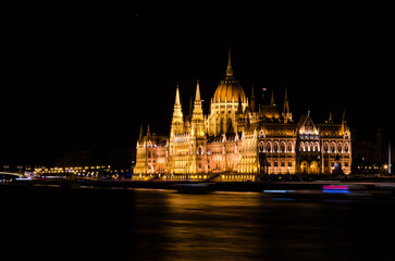 Naklejka premium hungarian parliament at night