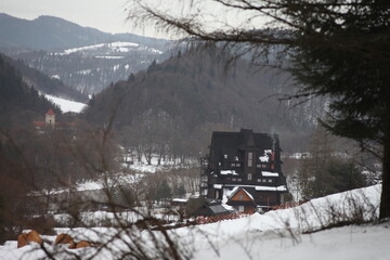 Trzy Korony shelter during winter in Polish mountains © Dima
