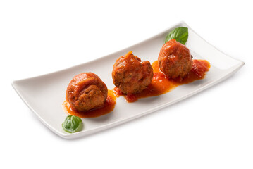 Vassoio di polpette di manzo con sugo, fondo bianco 