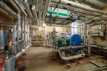 Industrial switching of heating pipes in the basement with a pumping station