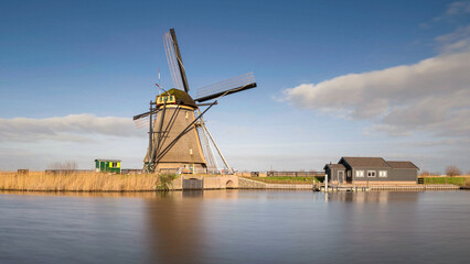 Fototapeta na wymiar Les moulins de Kinderdijk