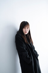 ロングヘアのクールな女性