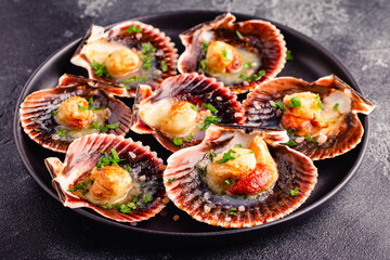 Cooked scallops with parsley