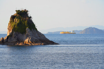 瀬戸内海の美しい海を進むフェリー