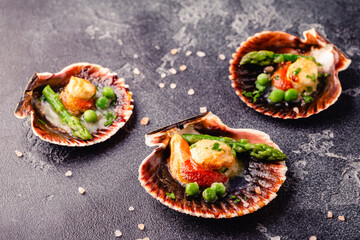 Cooked scallops with vegetables